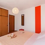 Two Bedroom Apartment, Nice Neighborhood, Free Parking, Wifi