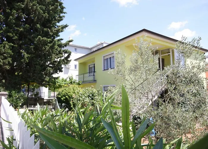 Two Bedroom Apartment, Nice Neighborhood, Free Parking, Wifi