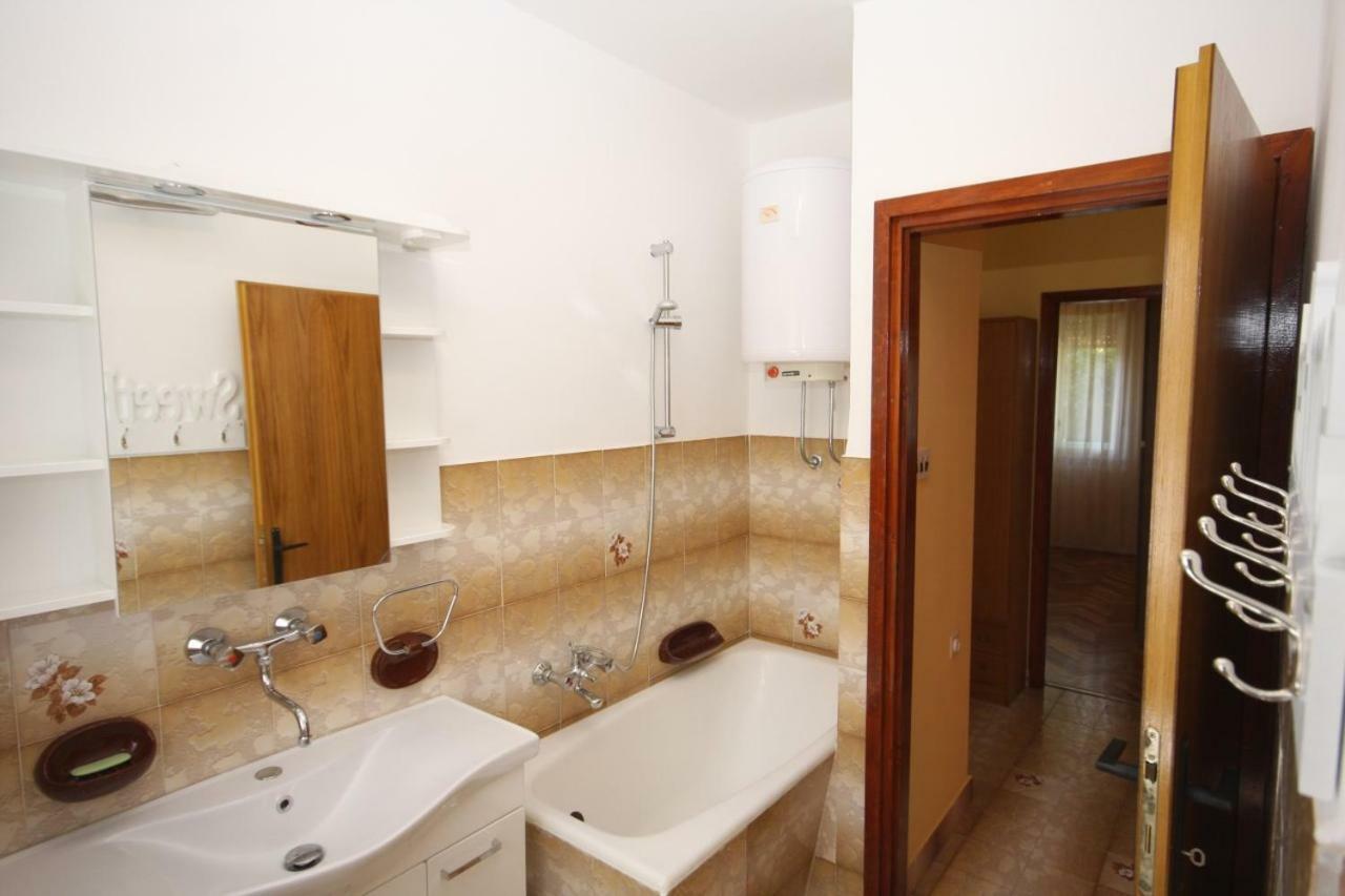 Apartman Two Bedroom Apartment, Neighborhood, Free Parking, Wifi *