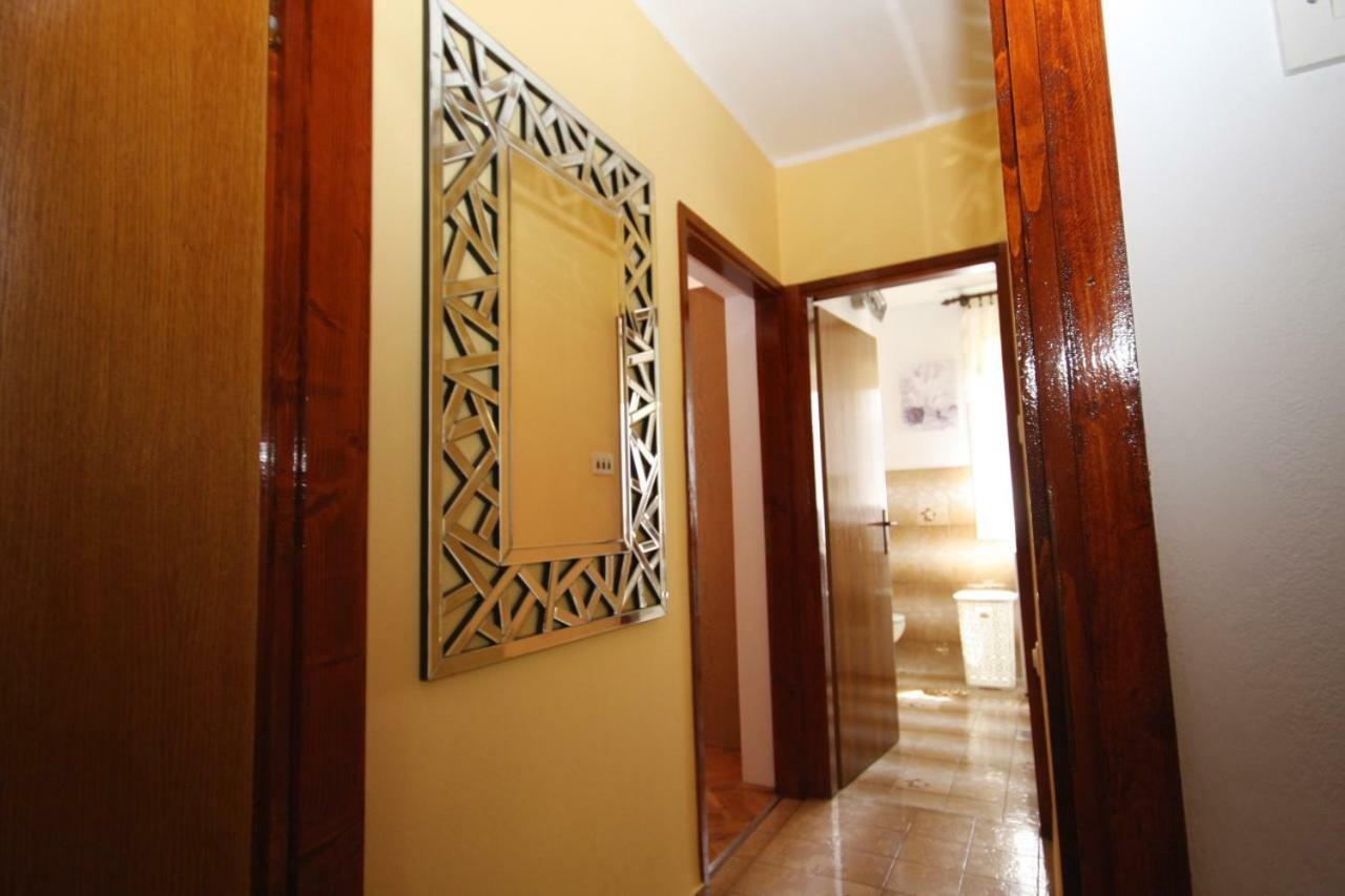 Two Bedroom Apartment, Neighborhood, Free Parking, Wifi *
