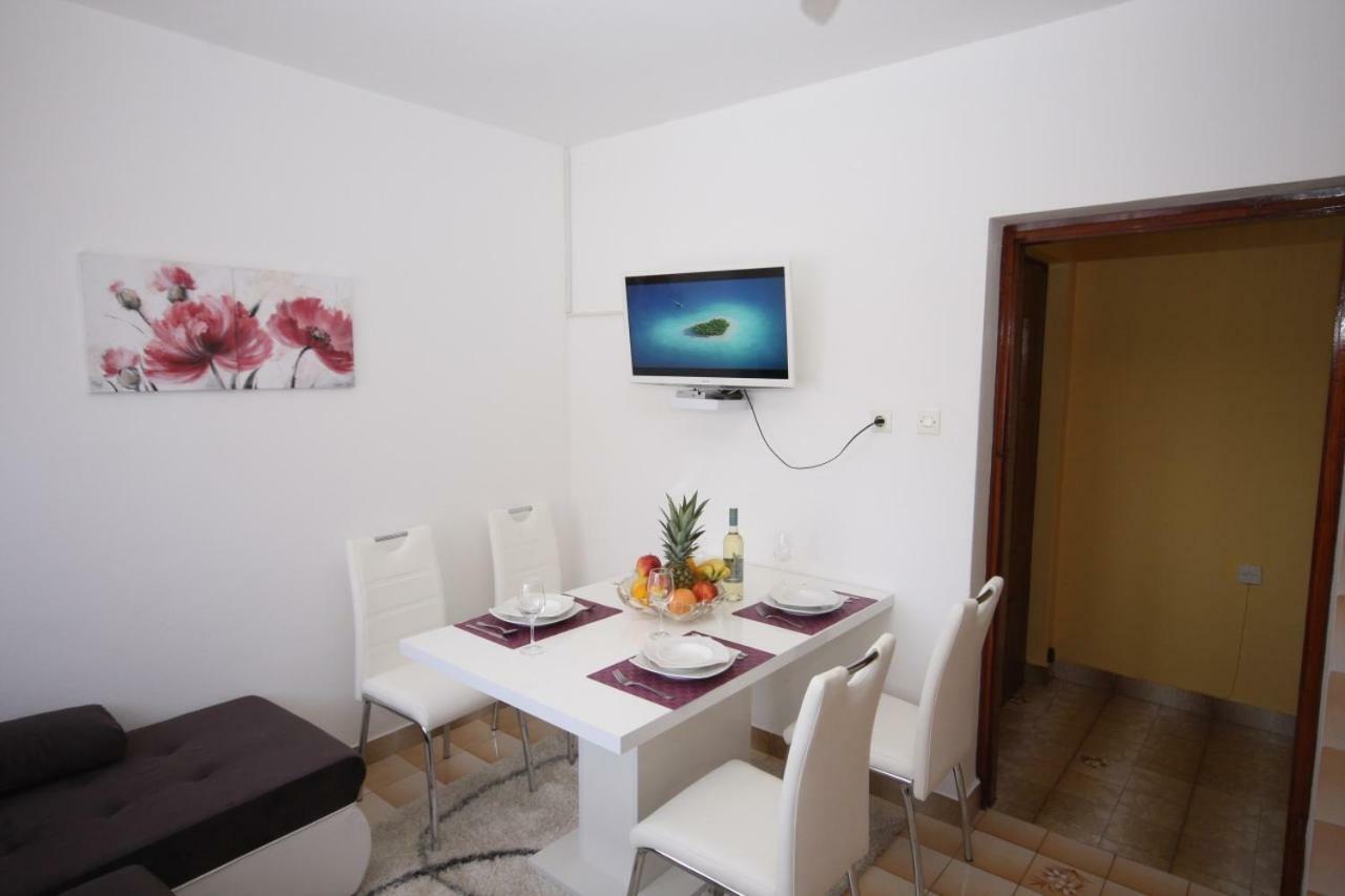 Two Bedroom Apartment, Neighborhood, Free Parking, Wifi * Pula