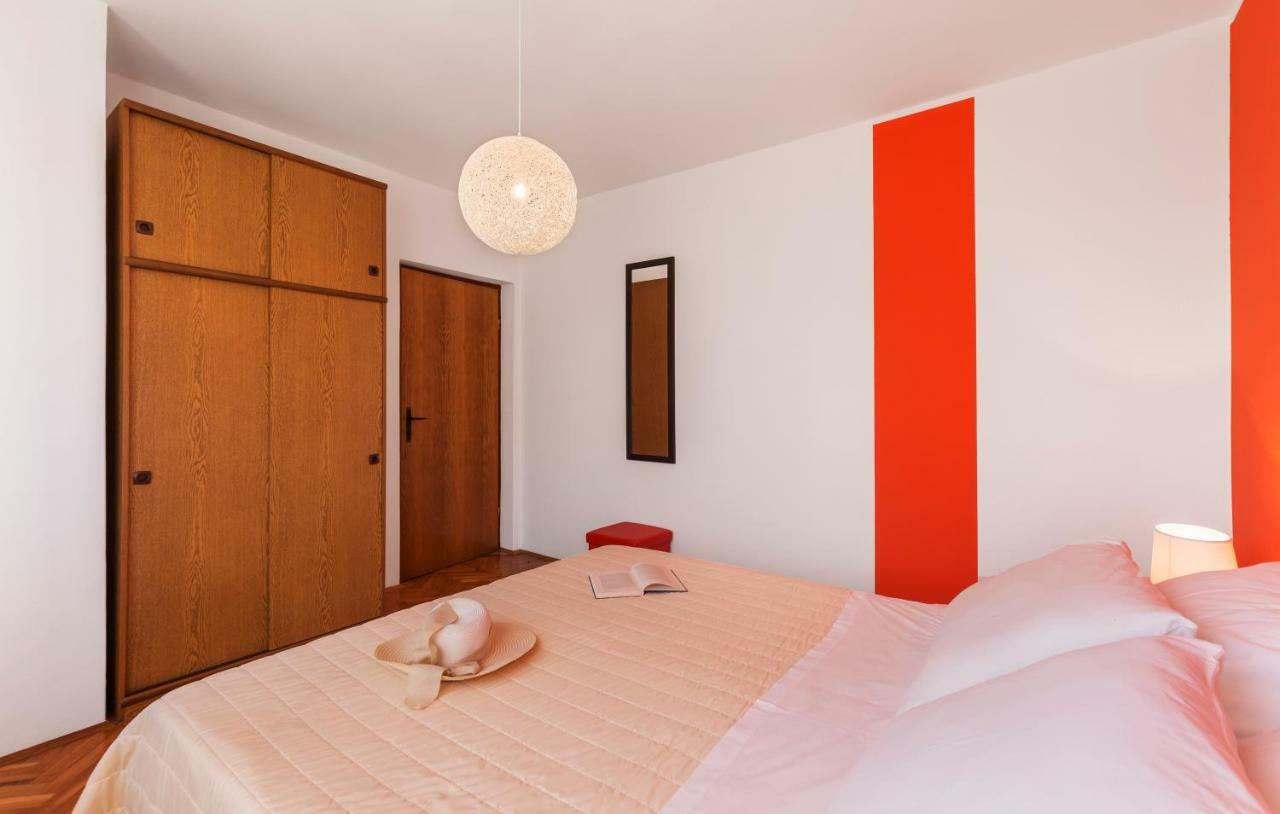 Two Bedroom Apartment, Neighborhood, Free Parking, Wifi