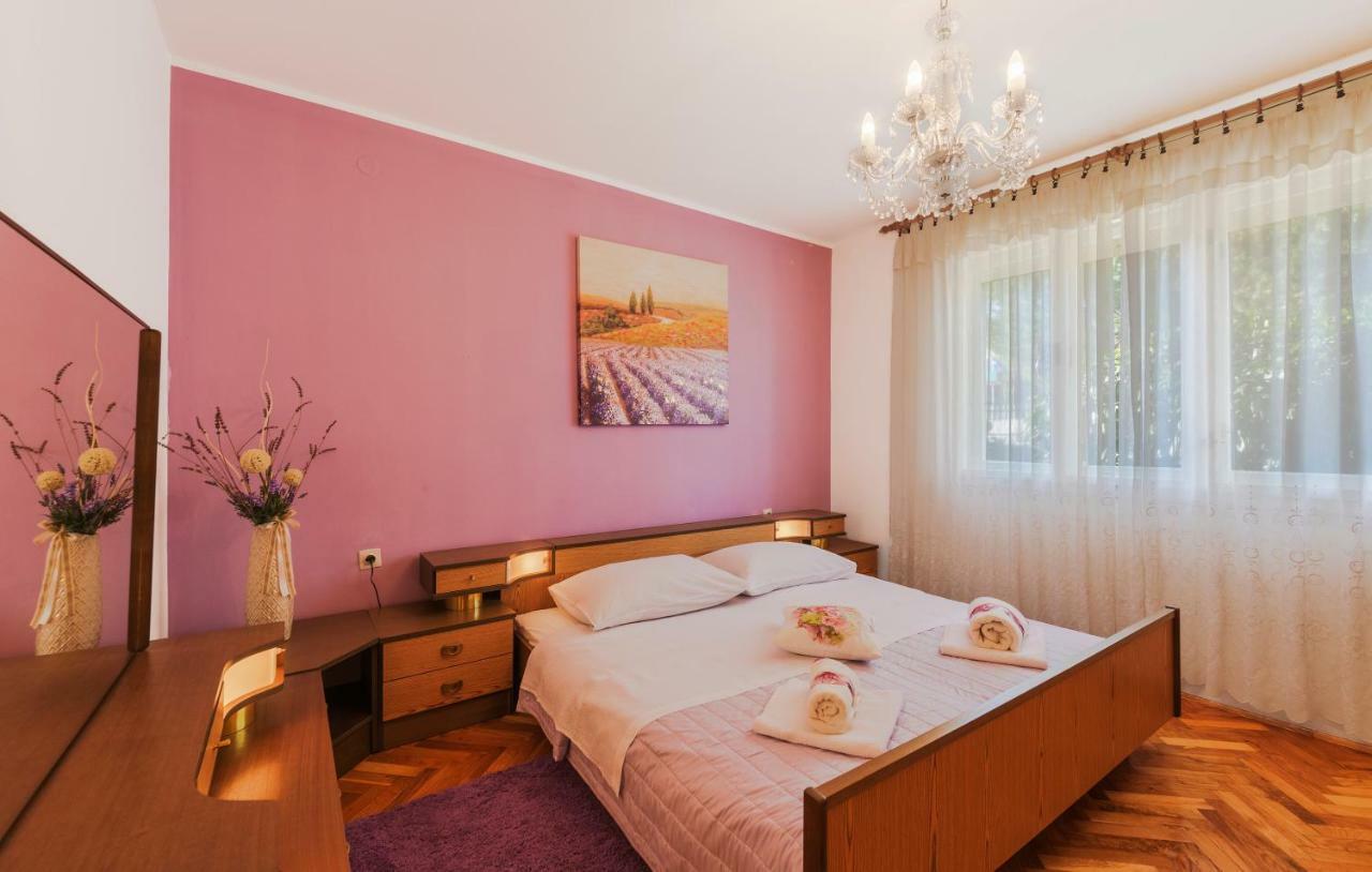 Two Bedroom Apartment, Neighborhood, Free Parking, Wifi