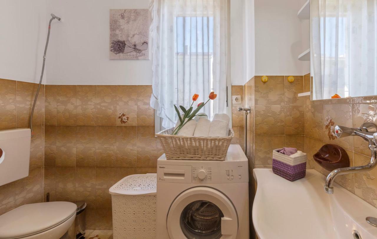 Two Bedroom Apartment, Neighborhood, Free Parking, Wifi * Pula